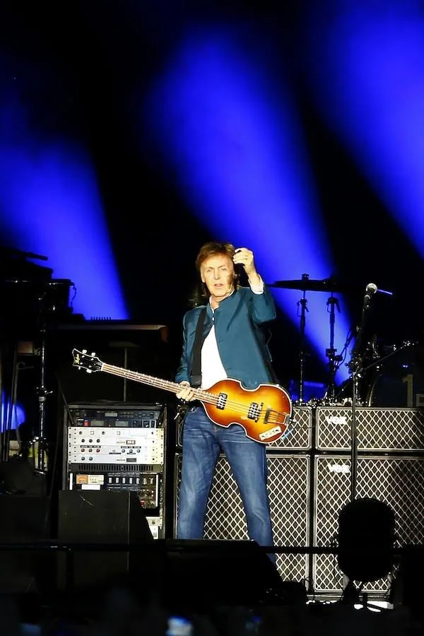 McCartney se dirige a su público. 