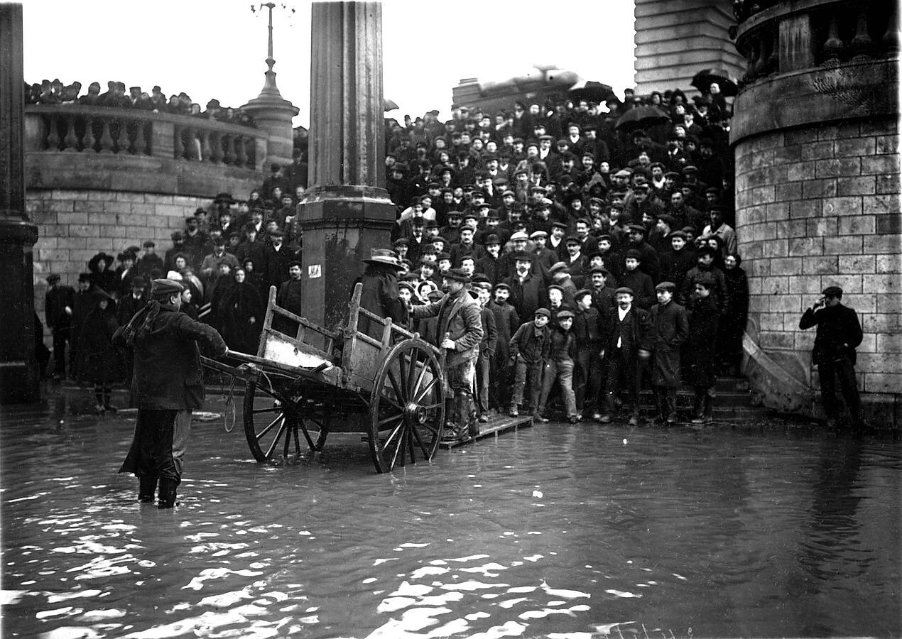 Un grupo de ciudadanos, atrapado durante las inundaciones de París de 1910