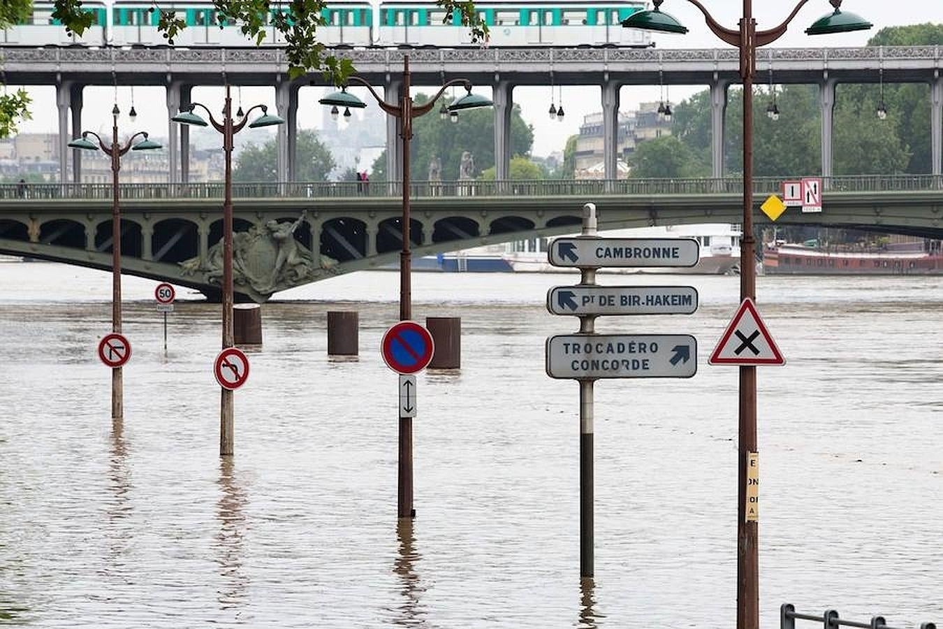 En imágenes: la crecida del Sena alcanza los 5,58 metros a su paso por París, que se encuentra inundada