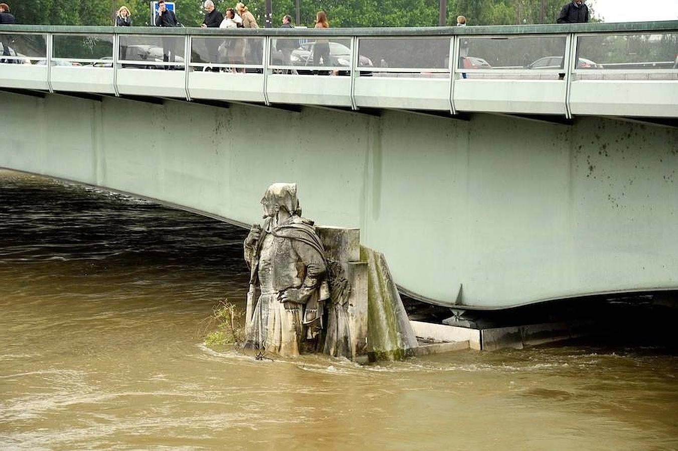 En imágenes: la crecida del Sena alcanza los 5,58 metros a su paso por París, que se encuentra inundada