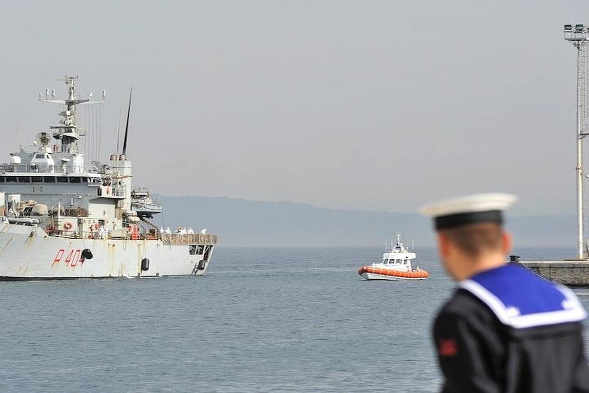 La nave italiana «Vega» rescató el pasado domingo a más de 600 inmigrantes y 45 cadáveres. 