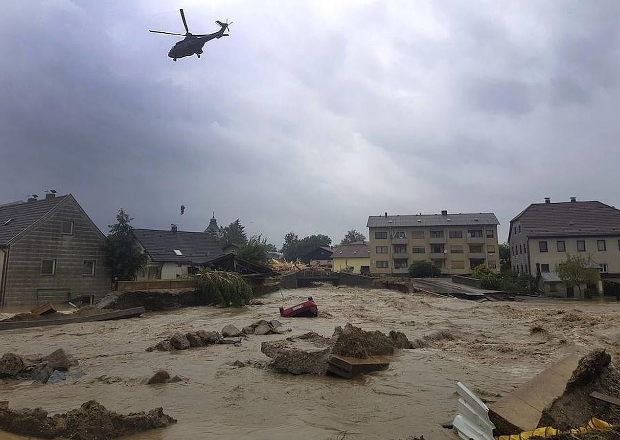 Un helicóptero realiza una operación de rescate en las calles inundadas de Simbach. 