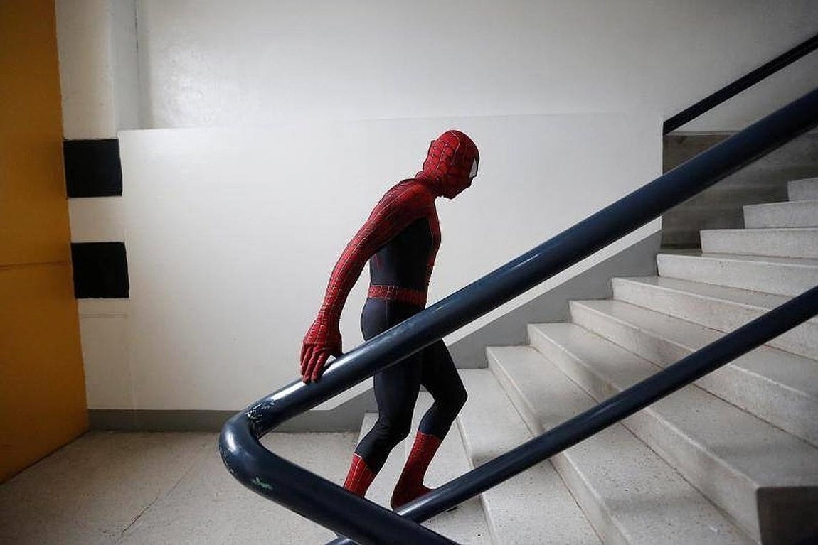 Spider-Moy, a pesar de ser profesor suplente, ya se conoce las instalaciones de la UNAM. 