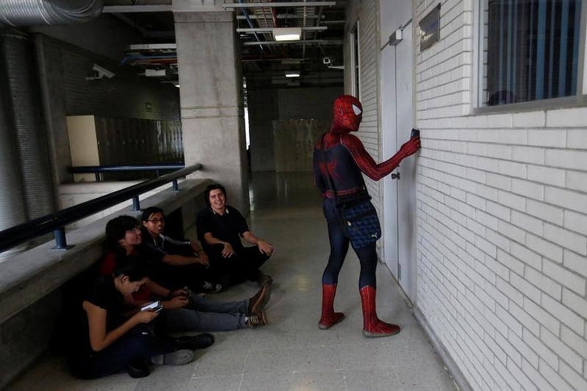 Los alumnos están encantados de recibir lecciones de Spiderman. 