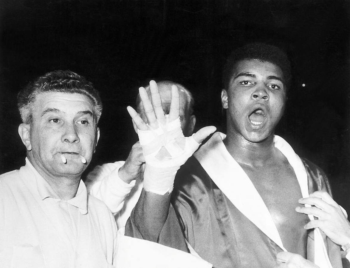 Muhammad Ali antes de su pelea con Henry Cooper en el estadio de Wembley en Londres, en junio de 1963.. 