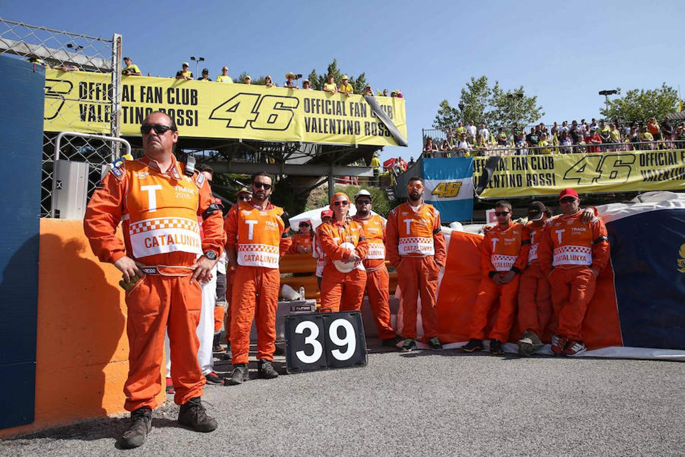 Los comisarios de pista también rindieron homenaje al motociclista. 