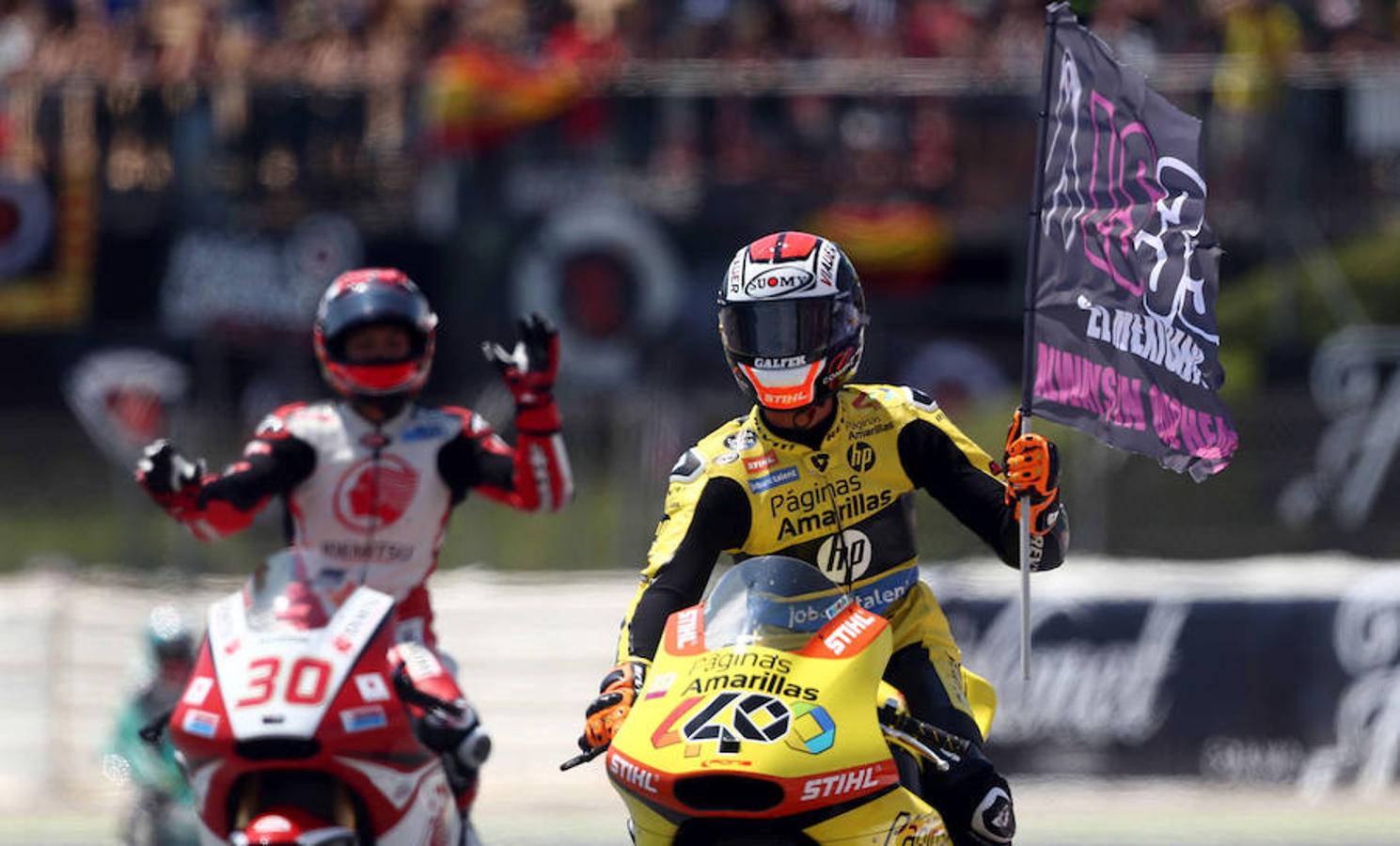 Alex Rins también ondéo la bandera del malorquín tras terminar segundo en la prueba de Moto2. 