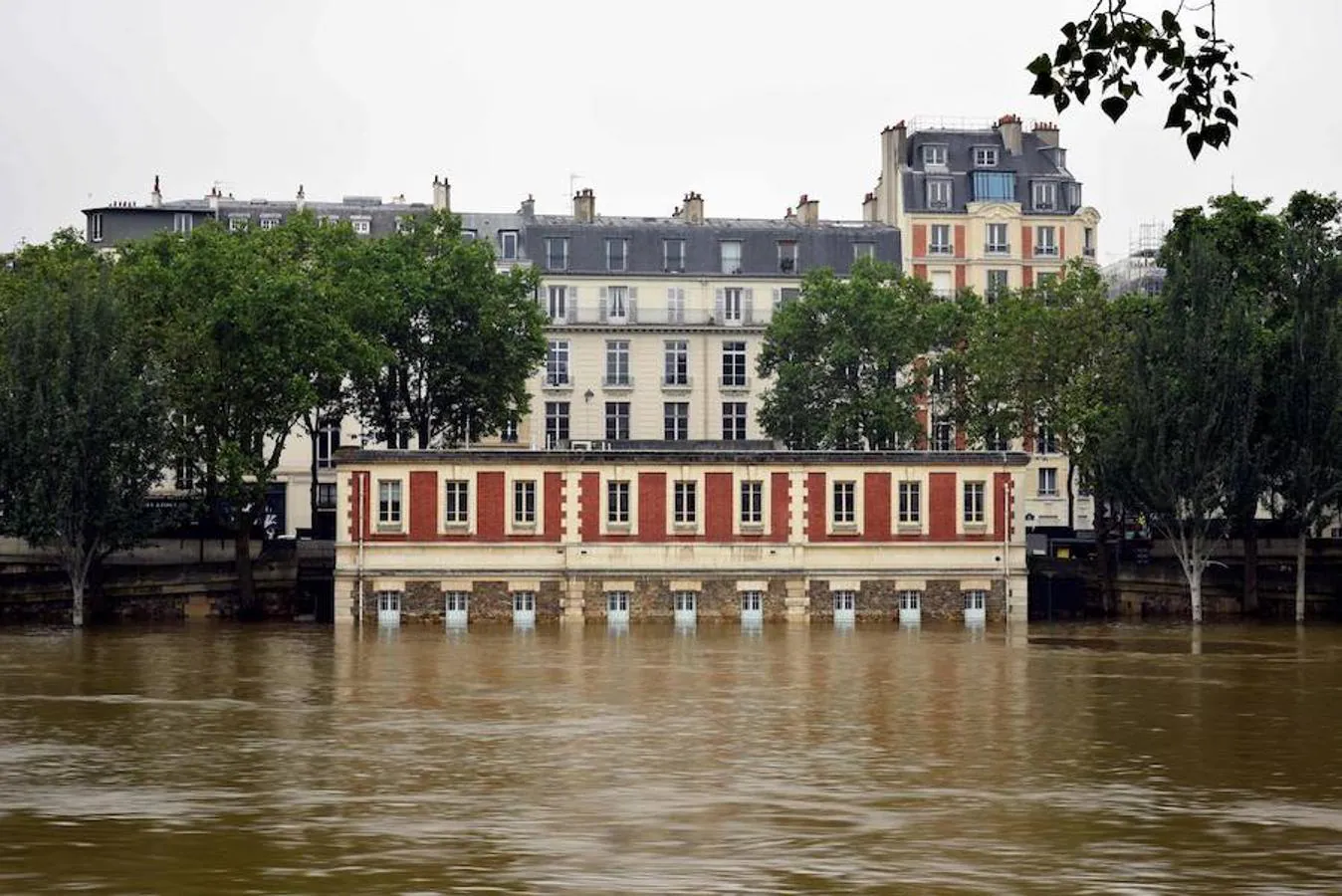 Foto que muestra la inundación de París por el río Sena. Se ha pedido a los parisinos que se mantengan alejados del río 