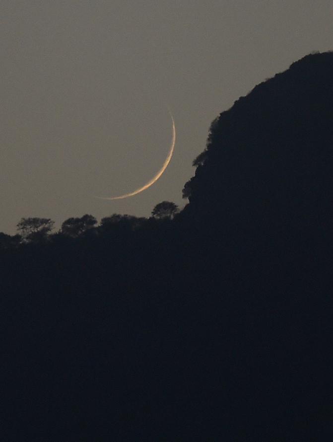 La nueva luna creciente que marca el comienzo del Ramadán, este lunes en Islamabad