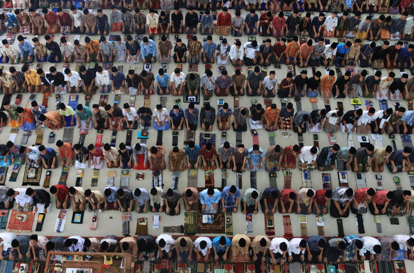 Alumnos de una escuela islámica de Medan, norte de Sumatra, en el primer día del mes sagrado para los musulmanes