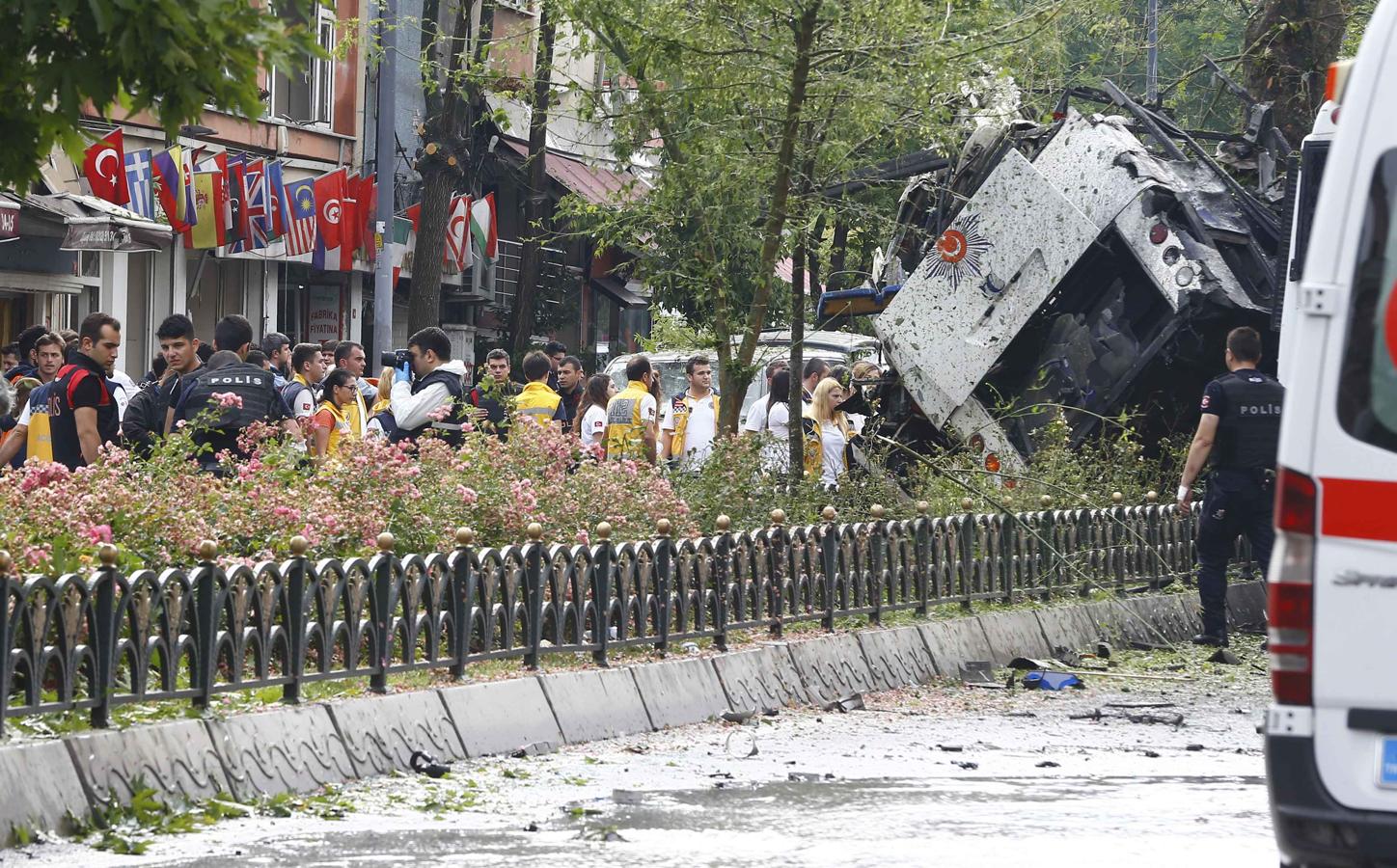 El autobús afectado por la explosión de un coche bomba en el centro de Estambul