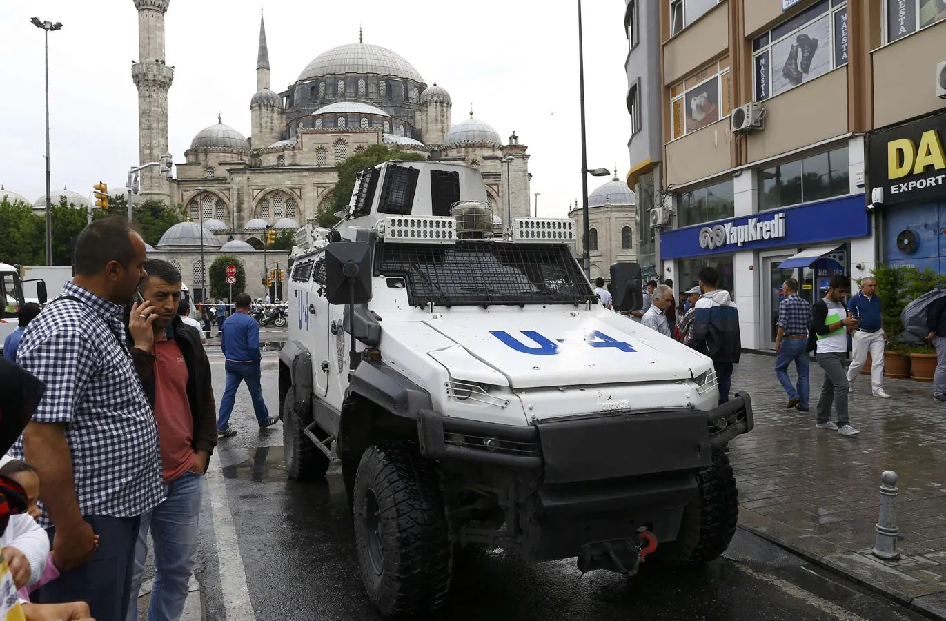 Un coche blindado en los alrededores de la calle de Estambul donde se ha producido un atentado con coche bomba