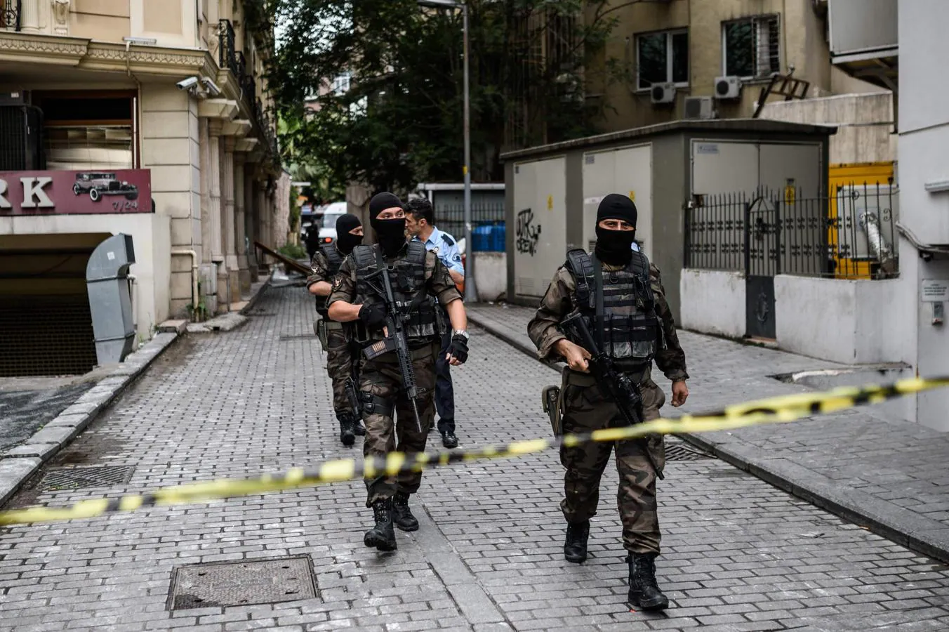 Las fuerzas especiales turcas vigilan el lugar donde se ha producido el atentado con coche bomba en Estambul