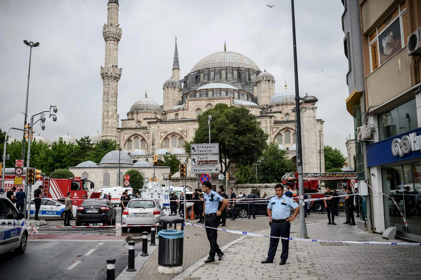 La policía turca vigila el lugar donde se ha producido un atentado con coche bomba en Estambul