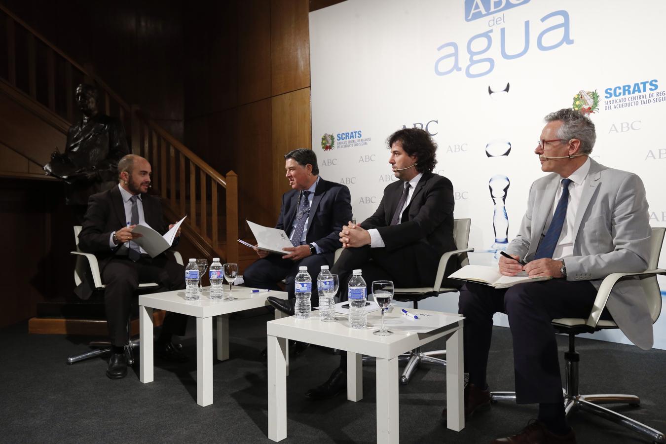 La mesa de intervenciones del Foro del Agua de ABC, con la participación de José Manuel Claver, Gonzalo Delacámara y Alberto Garrido, y moderada por David Martínez. 