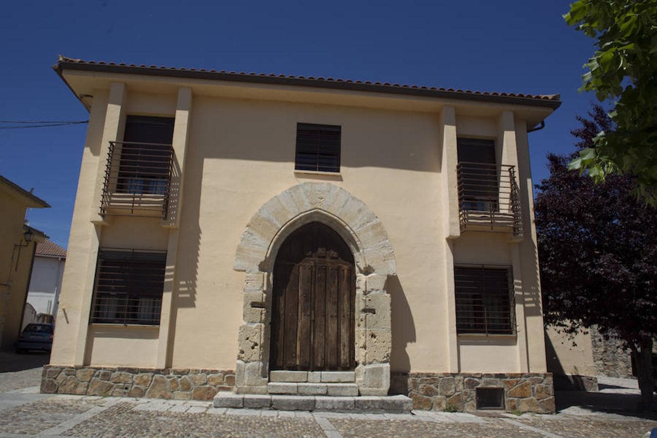 10. Puerta del antiguo hospital de San Salvador añadida a una construcción moderna, en Buitrago de Lozoya