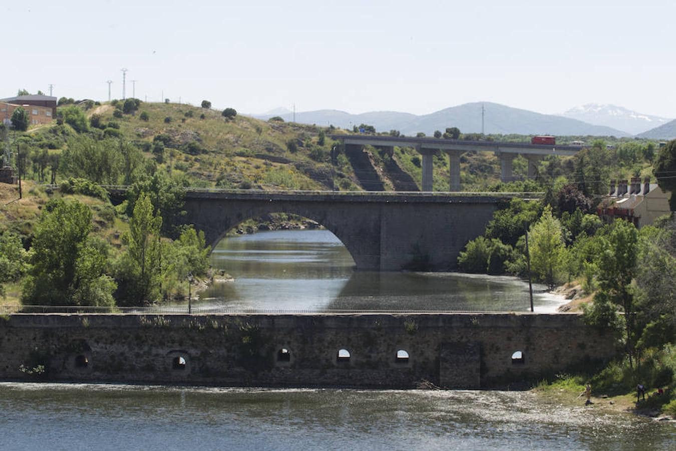 14. Puentes sobre el río Lozoya, en primer término el Puente Viejo