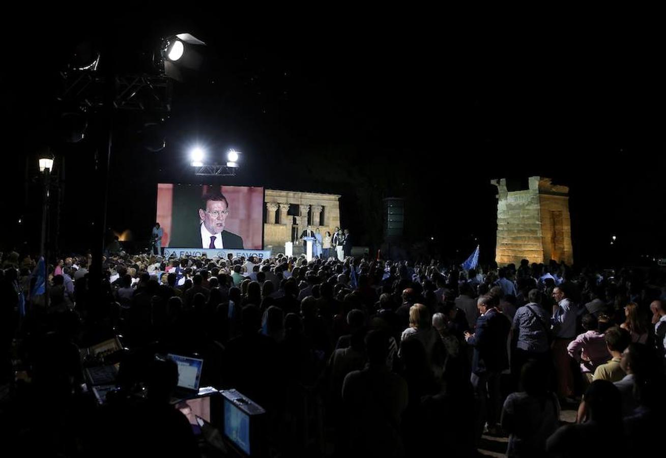 La tradicional pegada de carteles da el pistoletazo de salida a la campaña electoral del 26-J