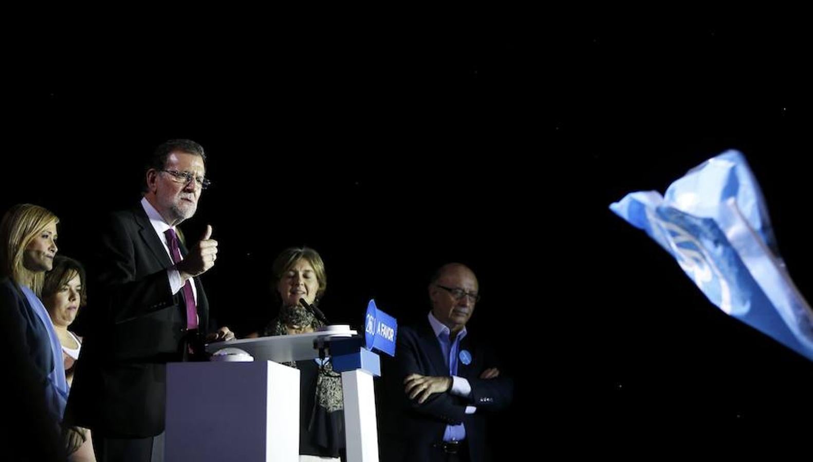 La tradicional pegada de carteles da el pistoletazo de salida a la campaña electoral del 26-J