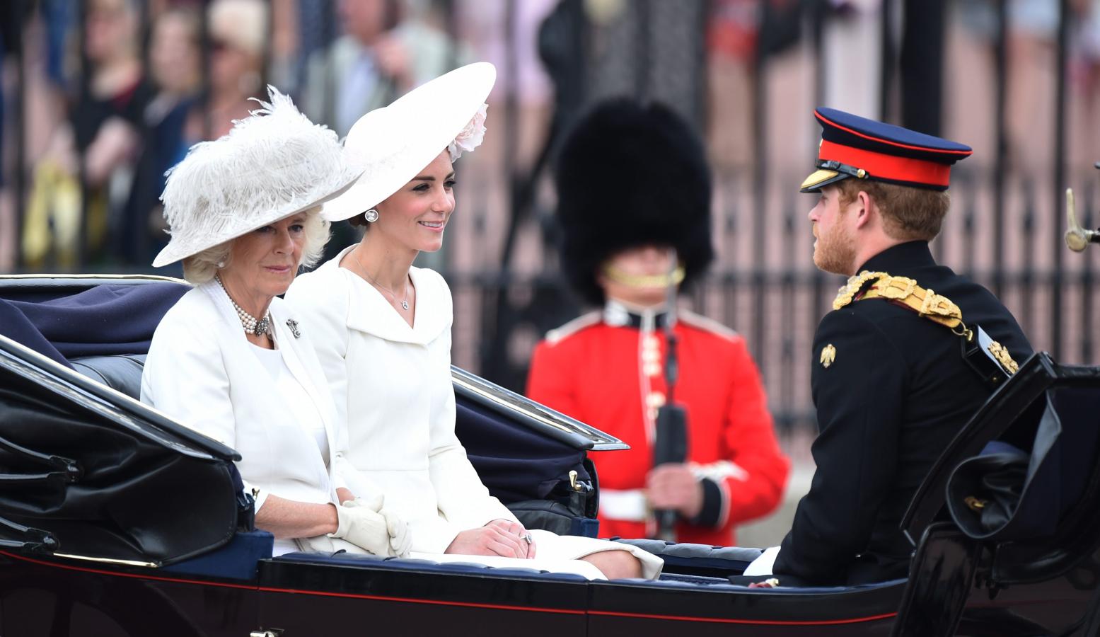 El príncipe Harry acompañó a la duquesa de Cambridge y la duquesa de Cornualles. 