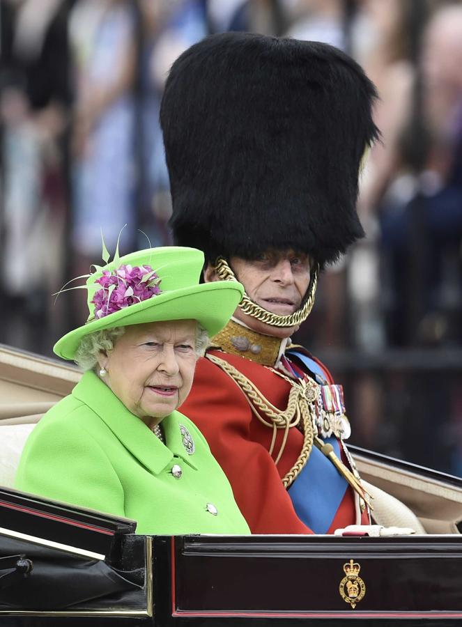 La Reina Isabel apareció vestida de verde, junto al príncipe Felipe en un coche descapotable para iniciar la marcha. 