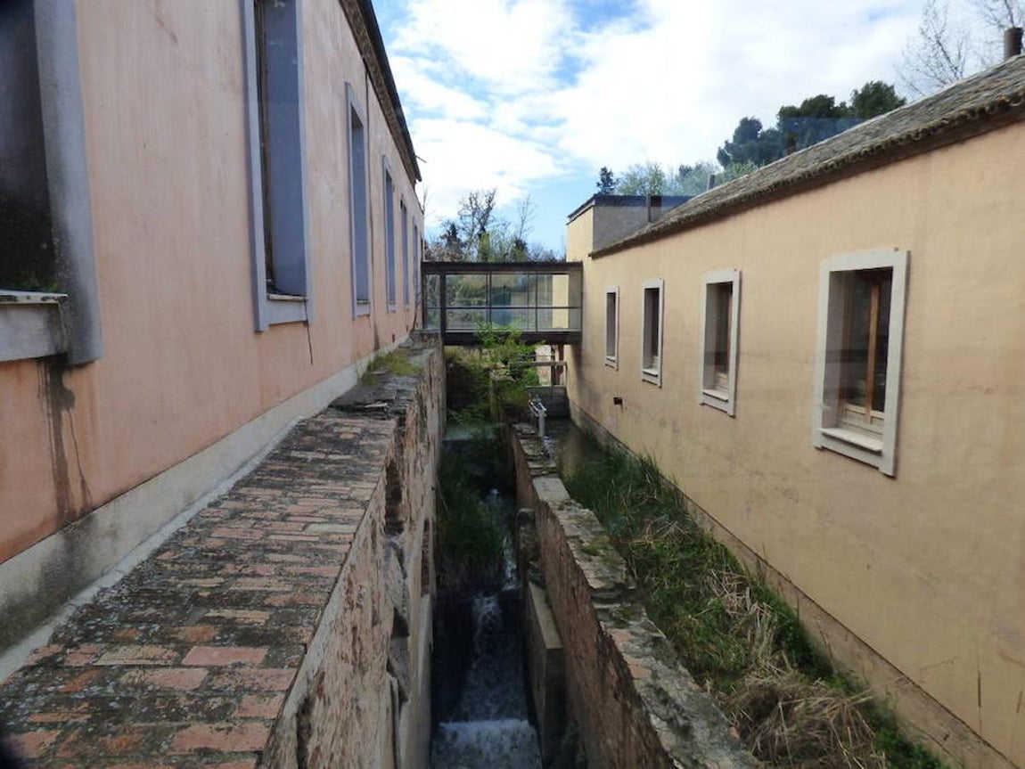Aspecto actual de la entrada del canal que acogía las ruedas hidráulicas. Foto Rafael del Cerro. 