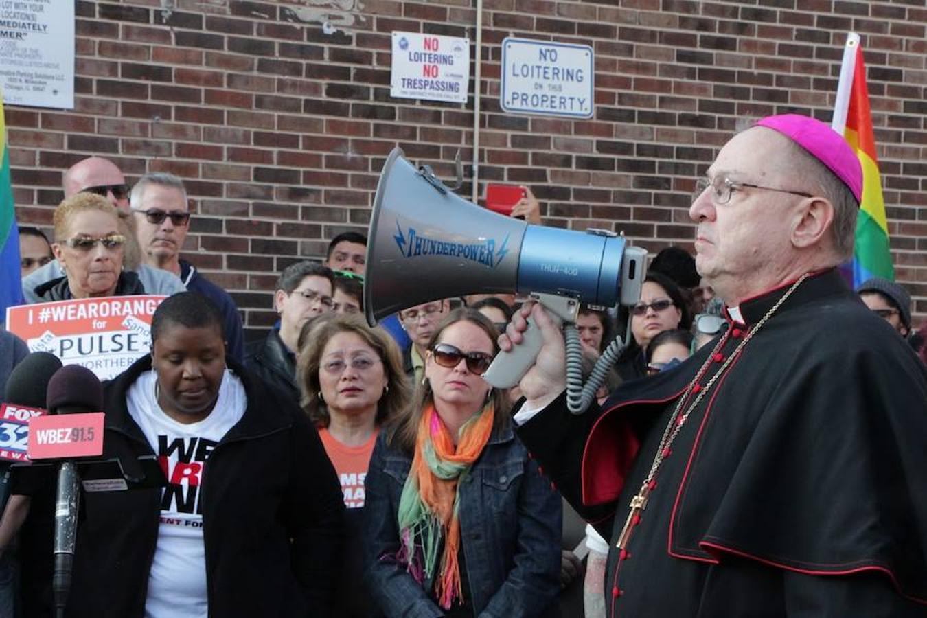 Un sacerdote habla por megáfono a los vecinos de Lakeview, donde viven la mayor parte de la comunidad gay en Chicago. 