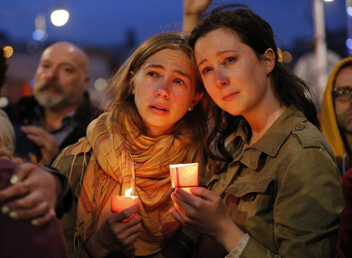 Varias personas sostienen velas durante una vigilia en San Francisco. 