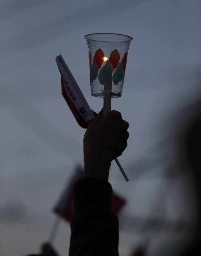 Una persona sostiene una vela durante una vigilia en San Francisco. 