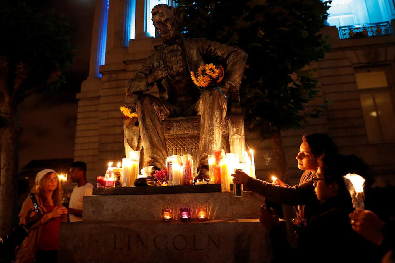 La gente deposita velas ante la estatua del presidente Abraham Lincoln en  San Francisco. 