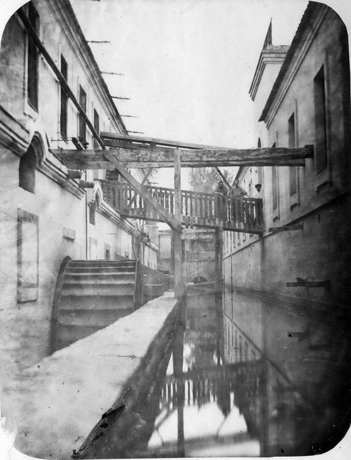 Una de las norias en el Canal del Carlos III hacia 1865. Foto. Colección particular. 