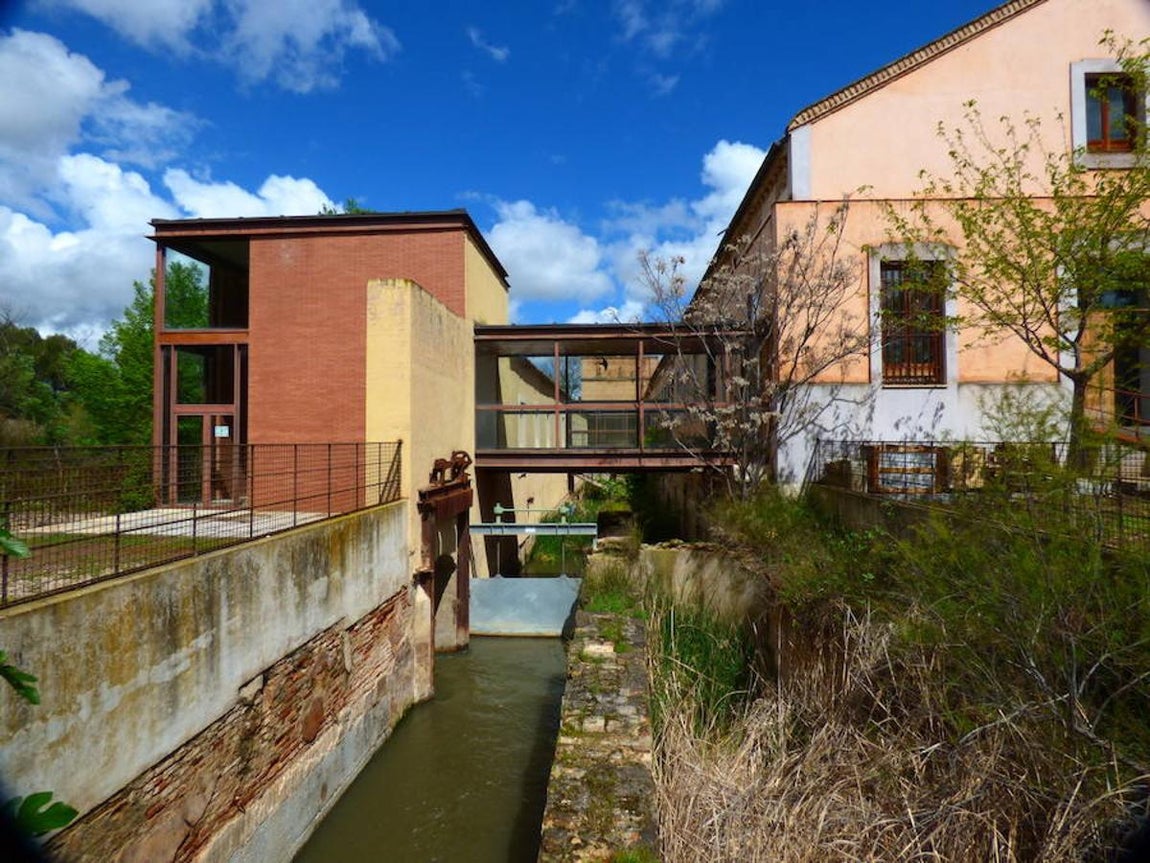 Desembocadura del canal ante la parte posterior del edificio de Sabatini. Foto Rafael del Cerro. 