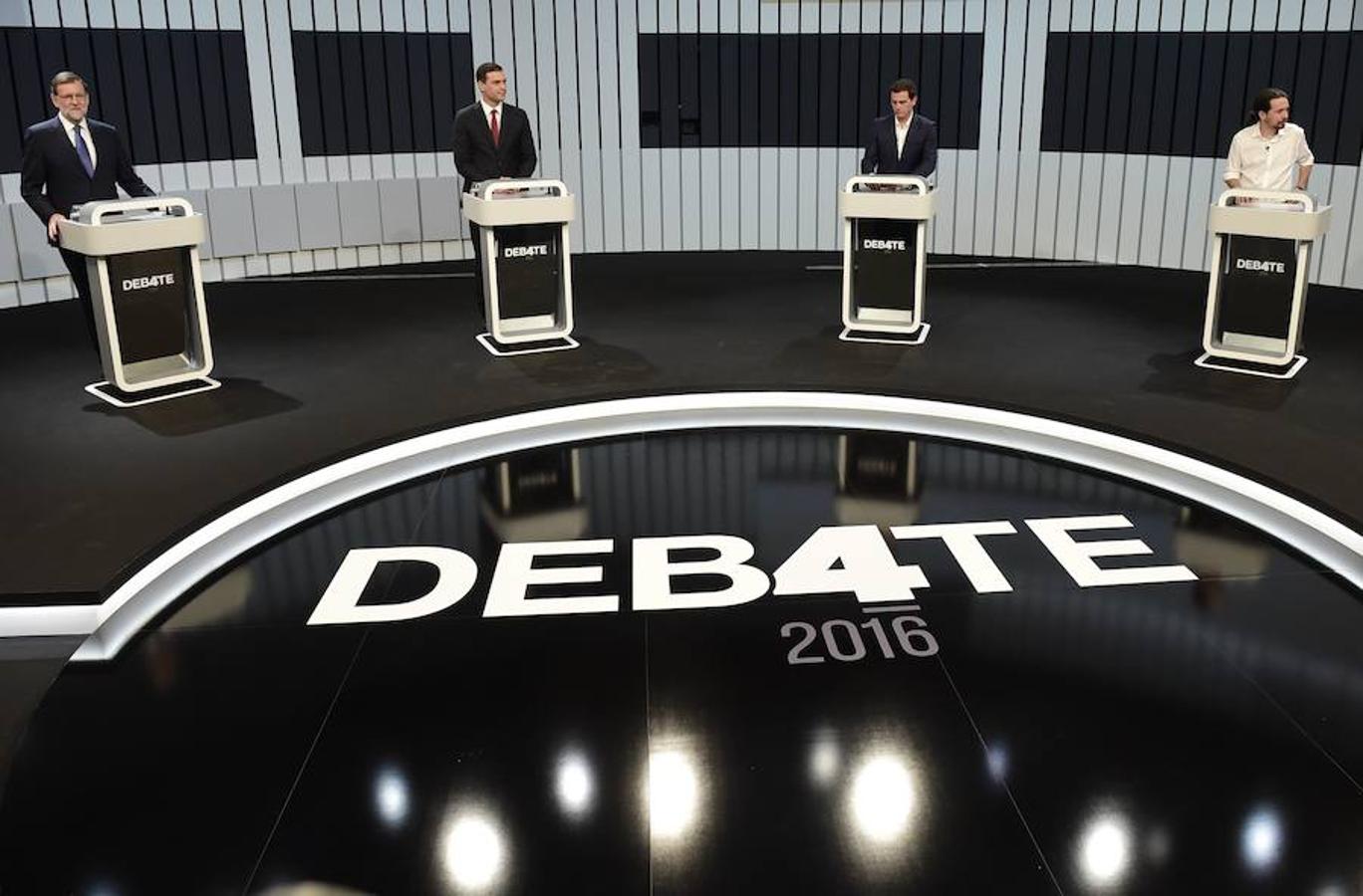Los cuatro candidatos a la presidencia, momentos antes del comienzo del debate