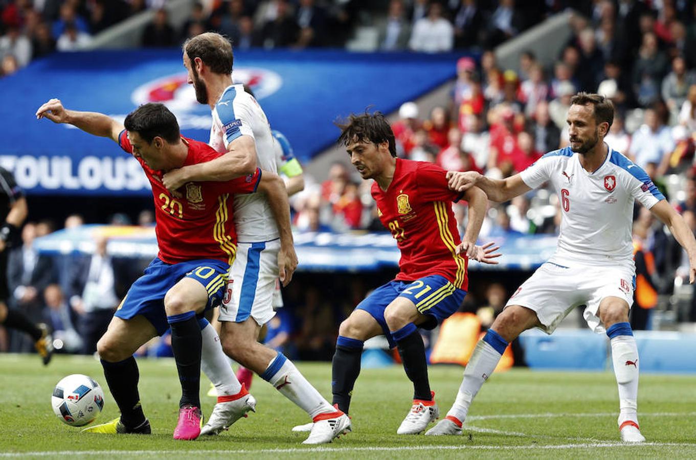 Aduriz (i) y el defensa de la selección checa Roman Hubník (2i) pelean un balón ante David Silva (2d) y Tomas Sivok. 