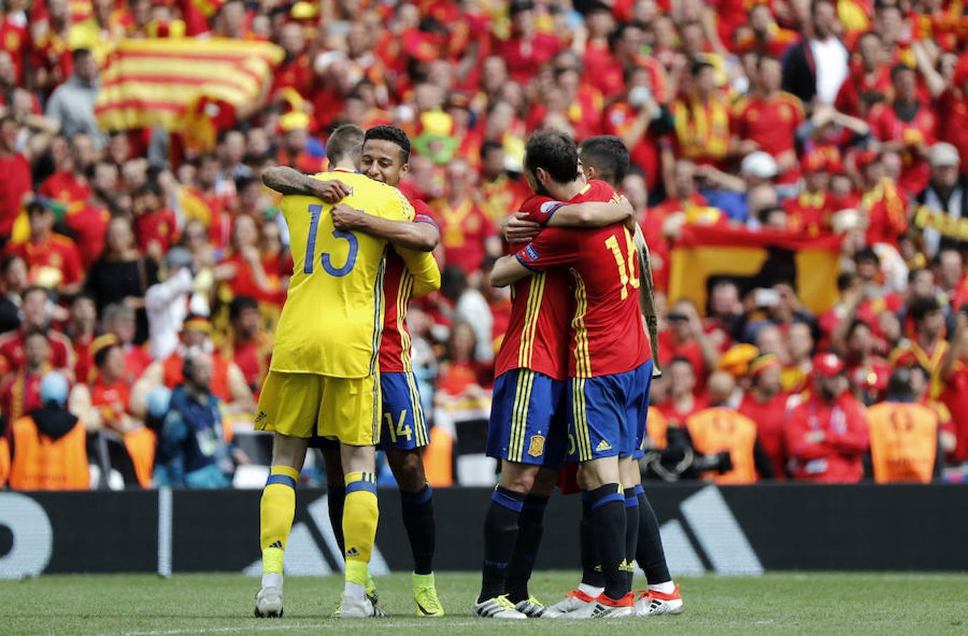 Los jugadores celebran la victoria ante la República Checa. 