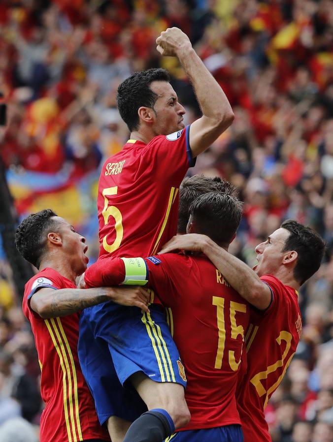 Los jugadores de la selección celebran el gol marcado por Gerard Piqué. 