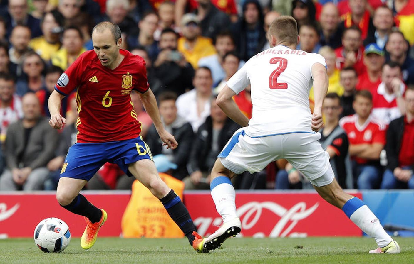 Andrés Iniesta lucha un balón con el defensa de la República Checa Pavel Kaderabek. 