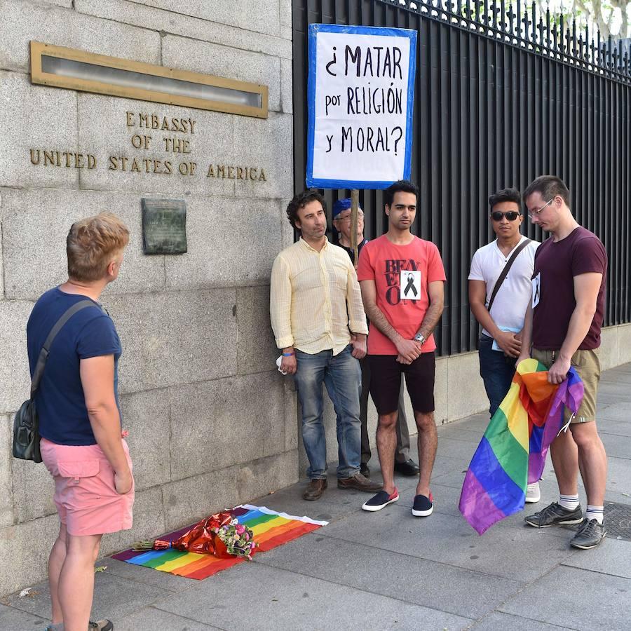 Homenaje a las víctimas en la puerta de la embajada estadounidense de Madrid. 