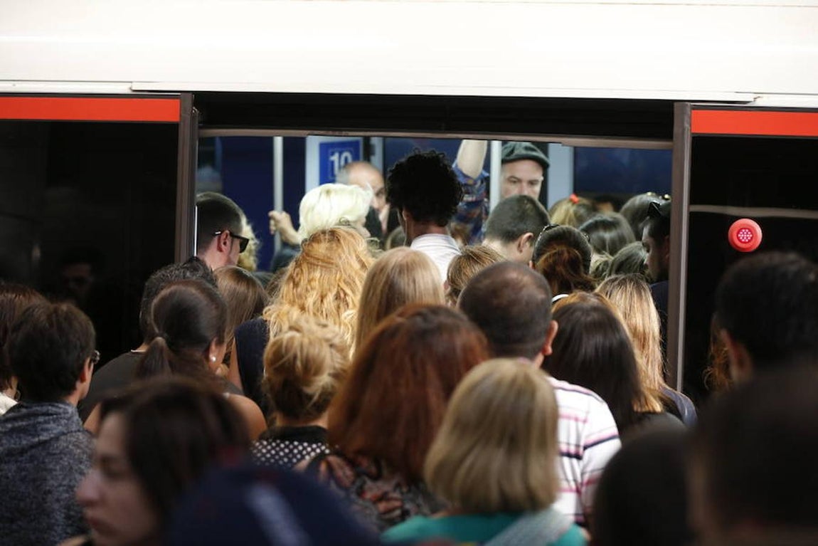 7. Vagones de Metro repletos de viajeros, esta mañana