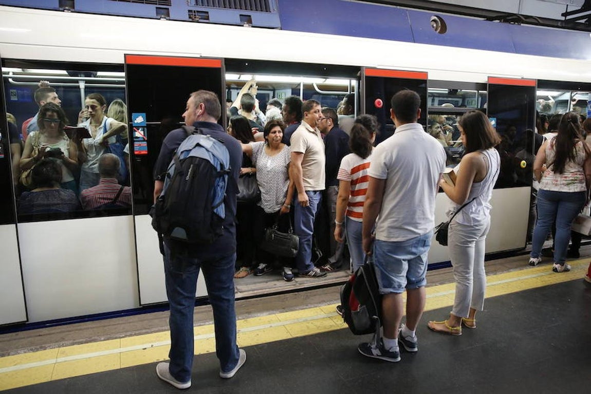 9. Vagones abarrotados, esta mañana, en la estación de Príncipe Pío