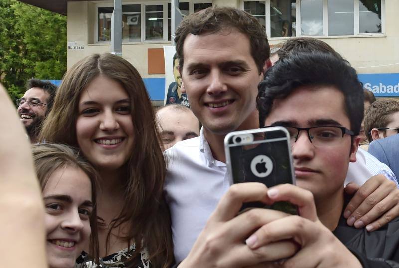 Albert Rivera se fotografía con varios simpatizantes de Ciudadanos en Guadalajara. 