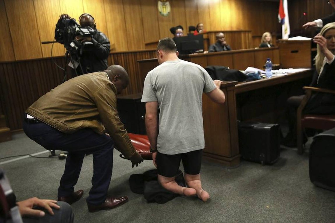 Un ayudante le acercó una maleta con sus prótesis. EFE