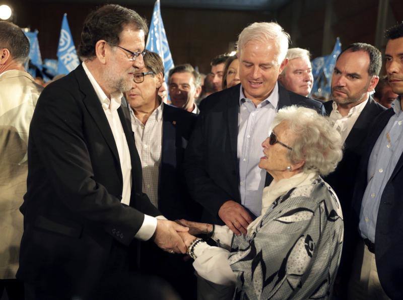 Mariano Rajoy saluda a una simpatizante del Partido Popular, en Zaragoza