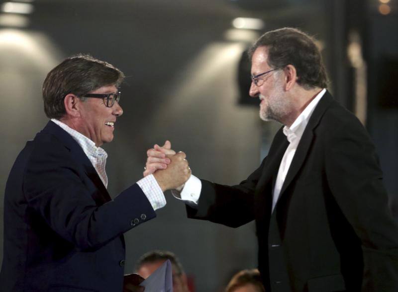 Mariano Rajoy, presidente nacional del PP y candidato a la Presidencia del Gobierno (d), saluda a Arturo Aliaga, presidente del Partido Aragonés (PAR), durante el mitin que ha ofrecido esta noche en Zaragoza