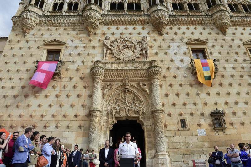 Albert Rivera se fotografía junto al Palacio del Infantado de Guadalajara. 