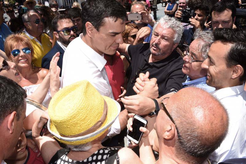 El líder del PSOE y candidato a la presidencia del Gobierno, Pedro Sánchez, es abrazado por los vecinos de Marbella (Málaga), durante la visita realizada hoy al municipio malagueño.. 