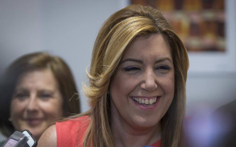 La presidenta de la Junta y secretaria general del PSOE andaluz, Susana Díaz, en declaraciones a los periodistas antes de presidir el V Encuentro de Mayores por el Medio Ambiente en Mairena del Aljarafe (Sevilla),