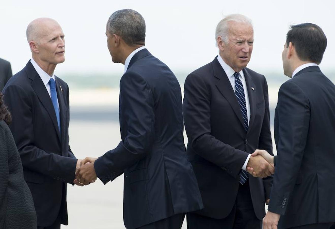 Obama saluda al gobernador republicano de Florida, Rick Scott; mientras el vicepresidente de EE.UU., Joe Biden, hace lo propio con el senador republicano por Florida, Marco Rubio. 