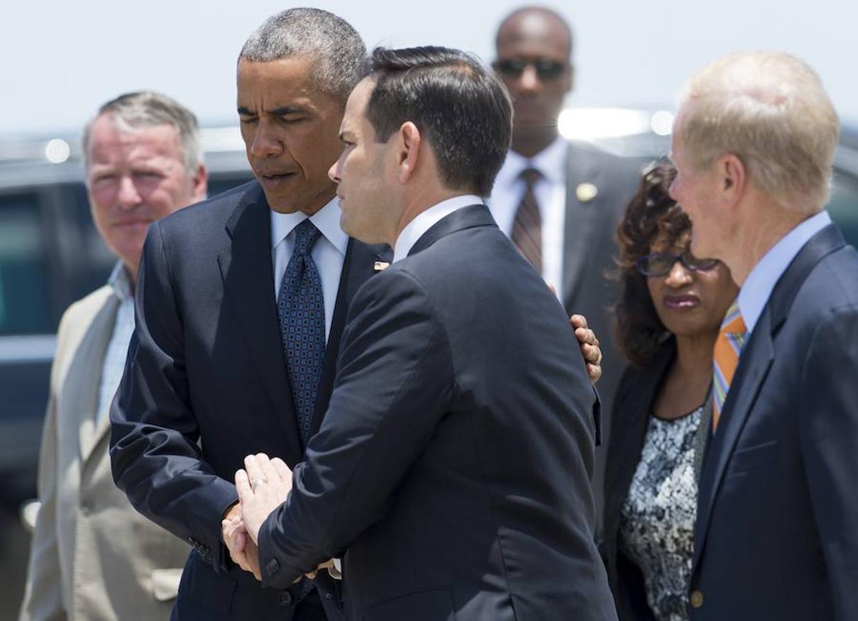 Obama charla con el senador Marco Rubio. 