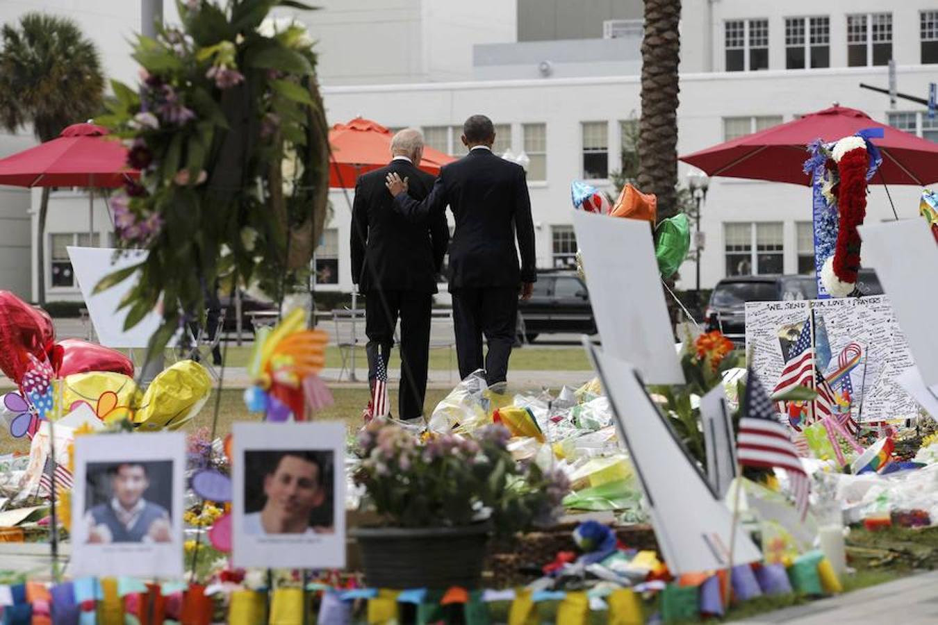 Obama y Biden se alejan del altar improvisado en Orlando tras dejar unas flores junto a las fotos de algunas de las víctimas. 